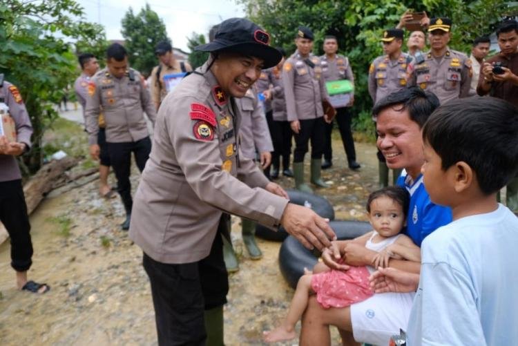 Wakapolda Kunjungi Warga Terdampak Banjir di Kampar