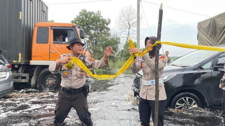 Polisi Imbau Kendaraan Kecil Hindari Banjir di KM 83, Jalintim