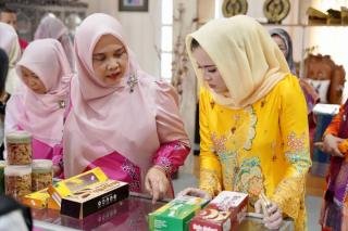 Permaisuri Pontianak Terpesona dengan Keindahan Kerajinan Tangan Riau