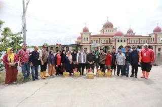 Pemprov Riau Salurkan 2,5 Ton Beras untuk Korban Banjir di Pelalawan