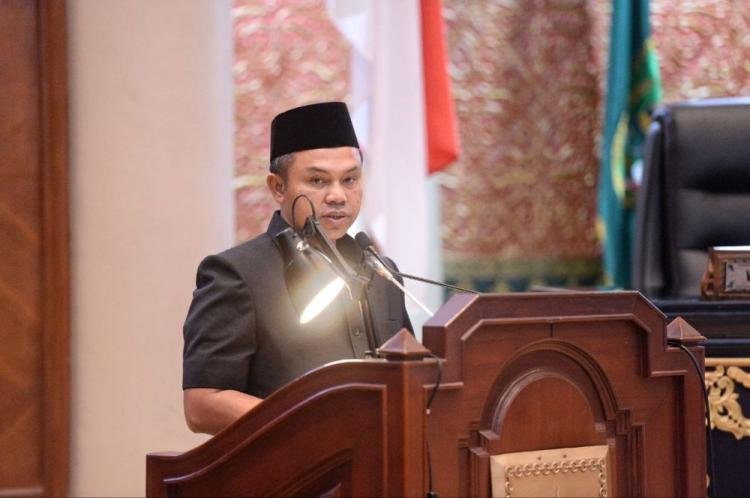 Gubri Wahid Sampaikan LKPJ 2024 ke DPRD Riau