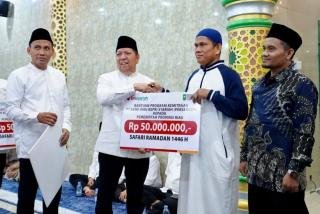 Pemprov Riau Serahkan Paket Santunan Ramadan di Masjid Al Hijrah Pekanbaru