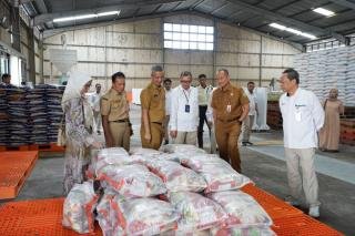 Tinjau Gudang Bulog, Pj Sekdaprov Riau Sebut Stok Bahan Pokok Aman