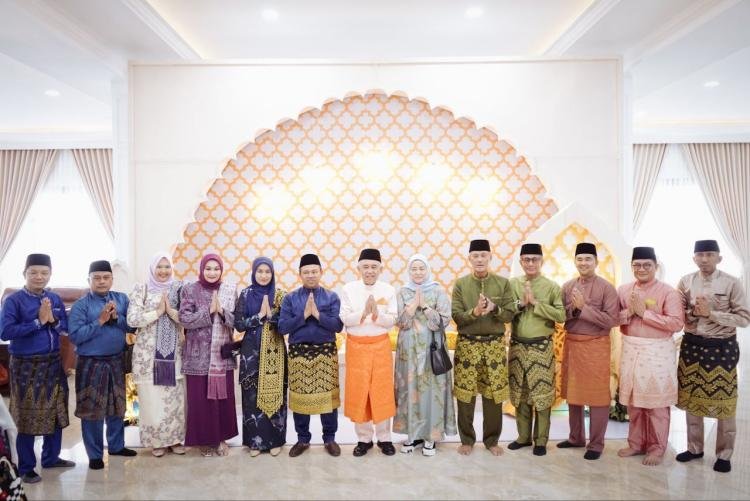 Momen Lebaran, Gubri Abdul Wahid Silaturahmi ke Kediaman Andi Rahman