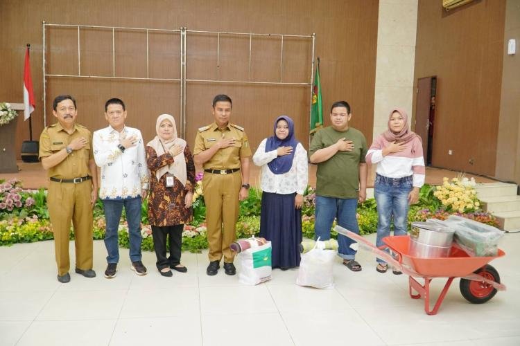 Bupati Kampar Salurkan Bantuan ATENSI Bagi Kelompok Rentan dan Eks Napi Bersama Kemensos RI Sentra Handayani