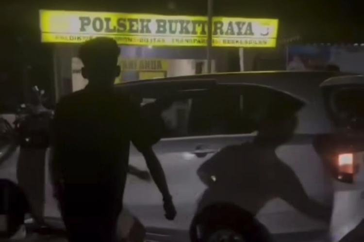 Debt Collector Keroyok Wanita di Depan Mapolsek Bukitraya, Kapolsek Dicopot