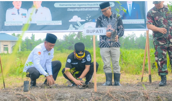 Peringati Hari Bumi, Bupati Asmar dan Kakan Kemenag Meranti Tanam Pohon di Desa Alahair