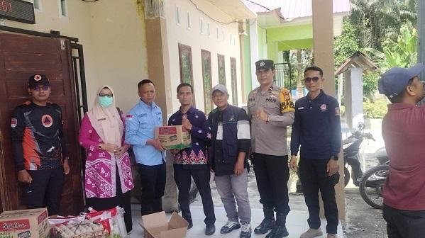 Pemkab Bengkalis Kembali Serahkan Bantuan Sembako untuk Korban Banjir di Siak Kecil