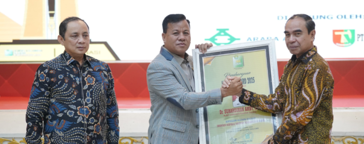 Bupati Kuansing Raih Penghargaan Kategori Alumni Pilihan "Inovasi Kepala Daerah Kabupaten/Kota