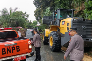 Polisi Terapkan Buka Tutup di Jalur Longsor Kuansing