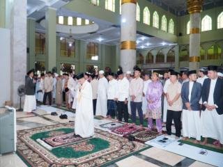 Bupati Kampar Laksnakan Sholat Idul Fitri 1446 H di Masjid Al Ihsan Islamic Center Bangkinnag