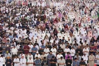 Ribuan Warga Riau Salat Idulfitri 1446 H Bersama Gubri di Masjid Raya Annur