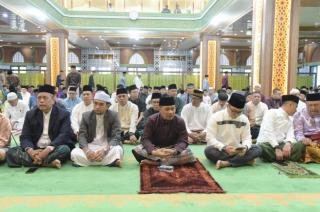 Wabup Bengkalis Bersama Ribuan Warga Shalat Idul Fitri 1446 H Di Masjid Agung Istiqomah