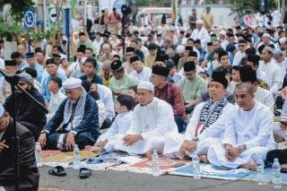 Walikota dan Wawako Pekanbaru Shalat Idul Fitri Bersama Ribuan Warga