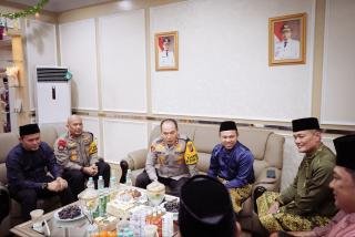 Gubri Abdul Wahid Sambangi Kediaman Walikota Pekanbaru