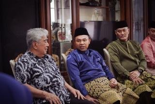 Lebaran ke Rumah Arwin AS, Gubri Abdul Wahid Disambut Hangat