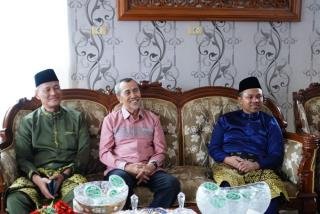 Lebaran Ke Rumah Syamsuar, Gubri Abdul Wahid Disambut Hangat