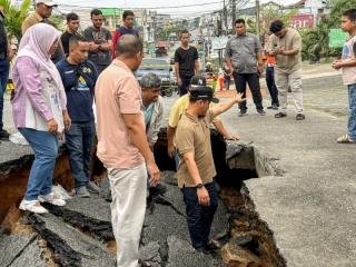 Tinjau Jalan Amblas, Wako Pekanbaru Perintahkan PUPR Segera Melakukan Perbaikan