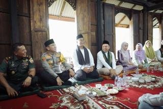 Gubri Abdul Wahid Makan Bajambau Bersama Warga Kampar