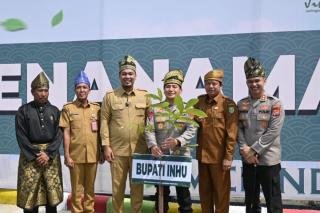 AKBP Fahrian Dampingi Kapolda Riau Tanam Pohon Demi Lingkungan di Danau Raja
