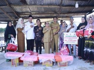 Wabup Kampar Jenguk Korban Kebakaran di Gunung Sahilan