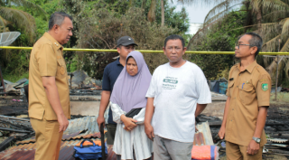 Tinjau Lokasi Kebakaran, Wabup Muzamil Serahkan Bantuan Langsung ke Korban