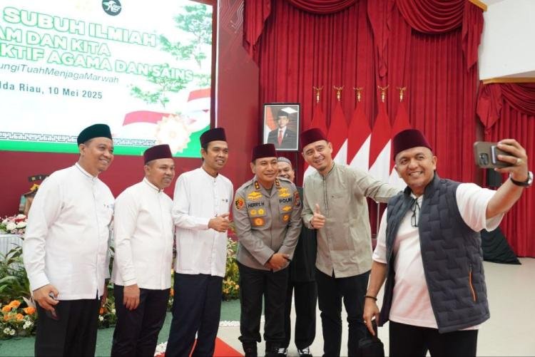 UAS dan Rocky Gerung Hadir di Kajian Subuh Ilmiah Polda Riau