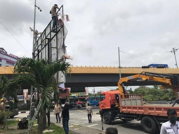 Pemko Pekanbaru Tertibkan Baliho di Seluruh Jalan Protokol Tanpa Tebang Pilih