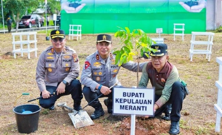 Kapolda Riau Tanam Pohon di Meranti, Bupati Asmar: Ini Kebanggaan Bagi Kami