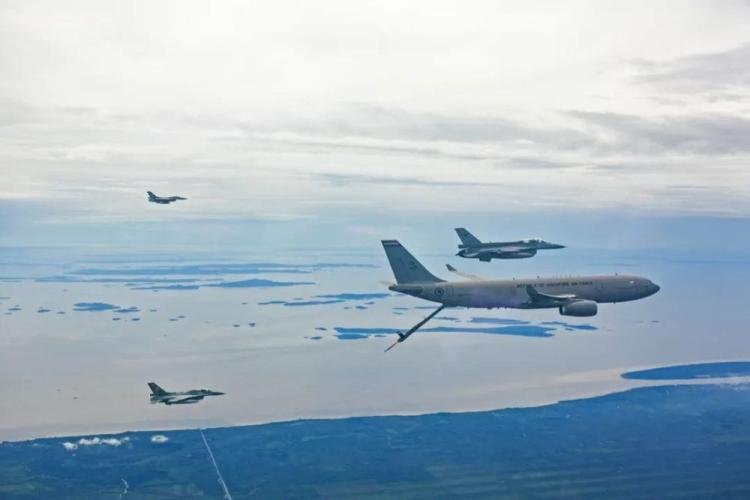 Manuver Presisi F-16 Indonesia dan Tanker Singapura di Langit Riau