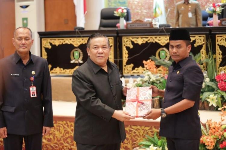 DPRD Provinsi Riau Serahkan Rekomendasi LKPJ 2024