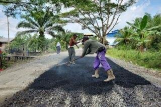 Jalan Poros Rohil dan Rohul Mulai Diaspal