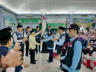 Kakanwil Kemenag Riau Lepas Kloter BTH–04, Pesankan Jemaah Jaga Energi dan Niat