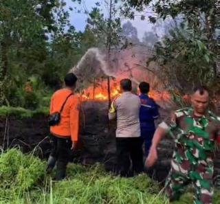 Satgas BPBD Pekanbaru Padamkan Kebakaran Lahan di Jalan Nelayan