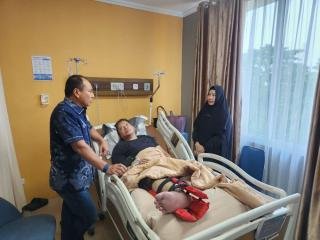 Kapolda Riau Jenguk Wakapolres Kuansing Korban Tabrak Saat Bubarkan Balap Liar