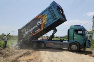 17 Truk Tronton Dikerahkan: Pemprov Riau Perbaiki Jalan Utama Sinaboi