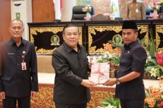 DPRD Provinsi Riau Serahkan Rekomendasi LKPJ 2024