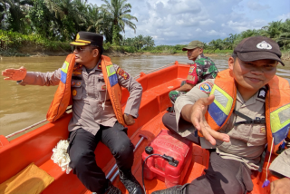 Kapolres Inhu Pantau Ketat Operasi Pencarian Remaja Hilang di Sungai Cinaku