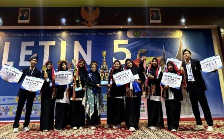 MAN 1 Kuansing Raih Juara Umum dalam Lomba Esai Nasional 2025