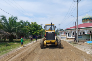 Gubernur Abdul Wahid Instruksikan Perbaikan Ruas Jalan Cerenti-Air Molek Segera Diaspal