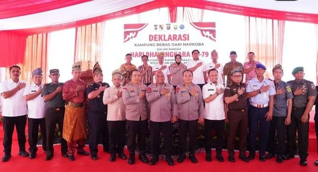 Kapolda Riau, Wali Kota, dan Warga Kampung Dalam Deklarasikan Perang Melawan Narkoba