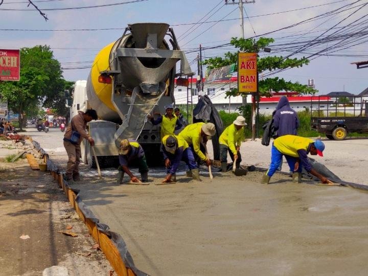 Mulai Diperbaiki, Pemko Pekanbaru Semenisasi Beton Jalan Dharma Bakti