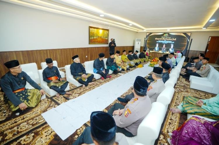 Kapolri Jenderal Listyo Sigit Terima Pinangan Anugerah Adat Ingatan Budi LAMR