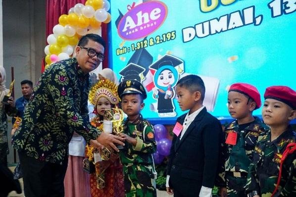Pemko Dumai Apresiasi Wisuda dan Uji Publik 100 Anak Didik AHE Bersama Prisma Kalkulator Tangan