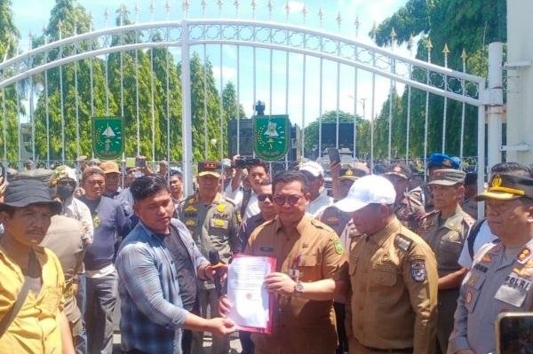 Bupati Pelalawan Zukri Misran Temui Warga Terdampak TNTN