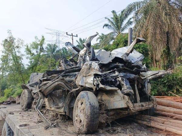 Kronologi Kecelakaan Maut di Pelalawan: Truk Tronton Masuk Jurang, Grand Max Hancur