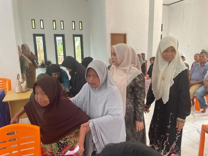 BKMT Kampar Berikan Pengobatan Gratis Pada Lansia di Desa Rimba Beringin