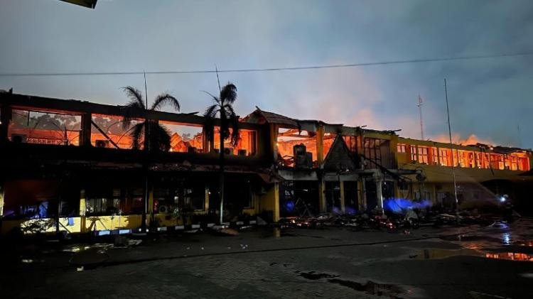 Jelang Subuh, Kantor Disnakertrans Riau Ludes Terbakar