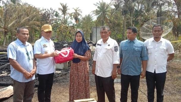 Bupati Asmar Tinjau Lokasi Kebakaran di Desa Alahair, Salurkan Bantuan untuk Korban