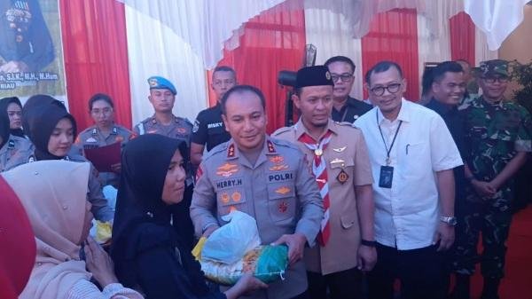 Kapolda Riau Amankan Pasar Murah, 149 Ton Beras Bulog Disalurkan Untuk Warga